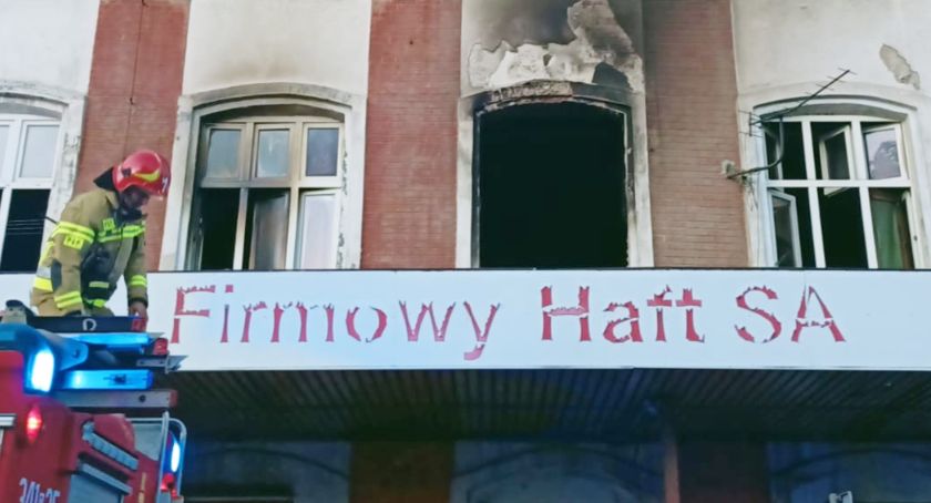 Pożar przy ul. Fabrycznej – dym i płomienie buchały z okna