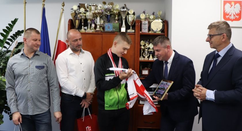 Młody kolarz Jan Gadera uhonorowany przez władze gminy Opatówek