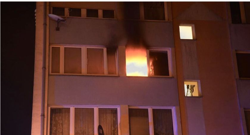 Stłumili pożar w bloku przy al. Wojska Polskiego. Policjanci w roli strażaków.