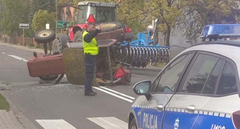 Ciągnik przewrócił się na jezdnię, w kabinie było dziecko