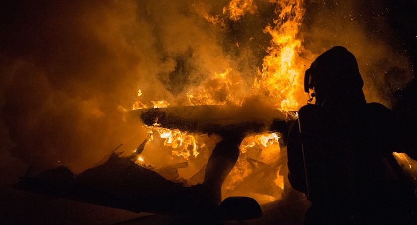 Pożar przy ul. Starożytnej. Dwie osoby poparzone.