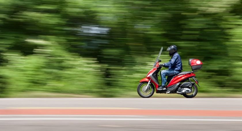 Motorowerzysta na podwójnym gazie. Zgubiła go prędkość.