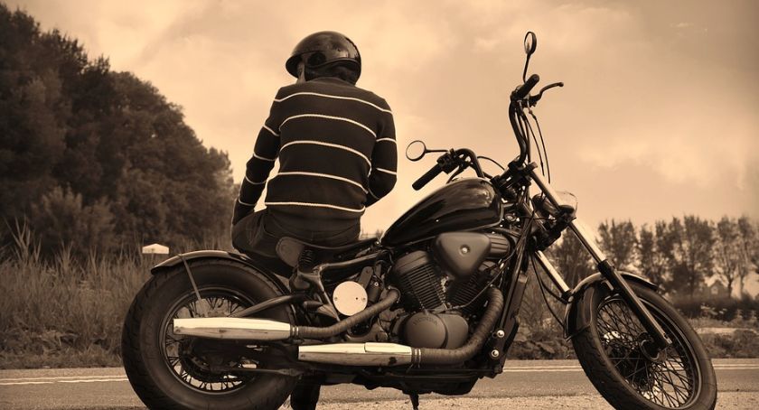 Pijany motocyklista położył się razem z motocyklem
