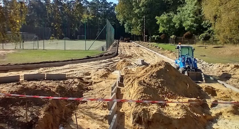 Nowe drogi w Sierzchowie i Zdunach, bieżnia w Opatówku