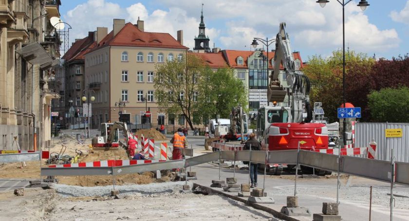 Kolejne utrudnienia w ruchu na ul. Śródmiejskiej. Będą kładli nową nawierzchnię.