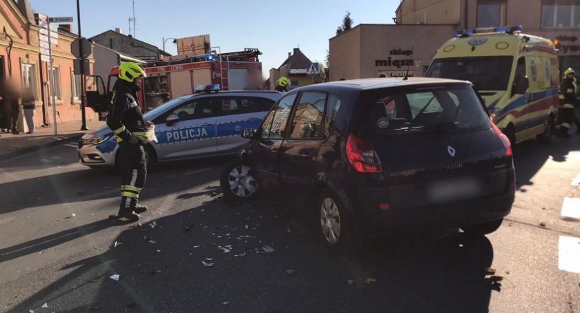 Kolizja i wypadek w Koźminku. 91-letnia kobieta w szpitalu.