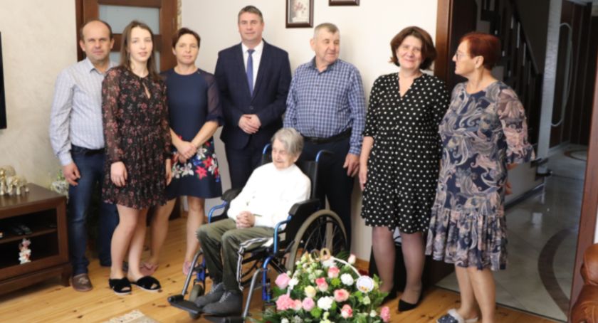 List gratulacyjny od premiera. Pani Janina z gminy Opatówek skończyła 100 lat.