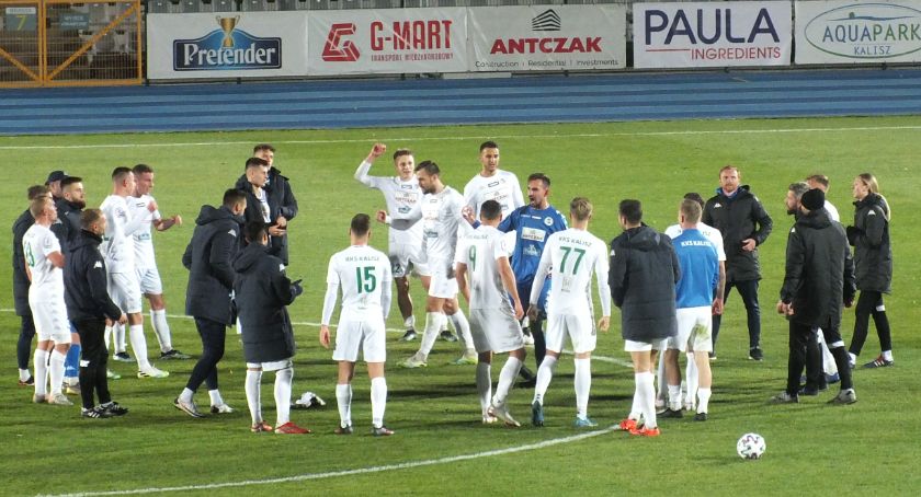 Dwa gole i trzy punkty z beniaminkiem. KKS Kalisz wygrał szósty mecz w sezonie