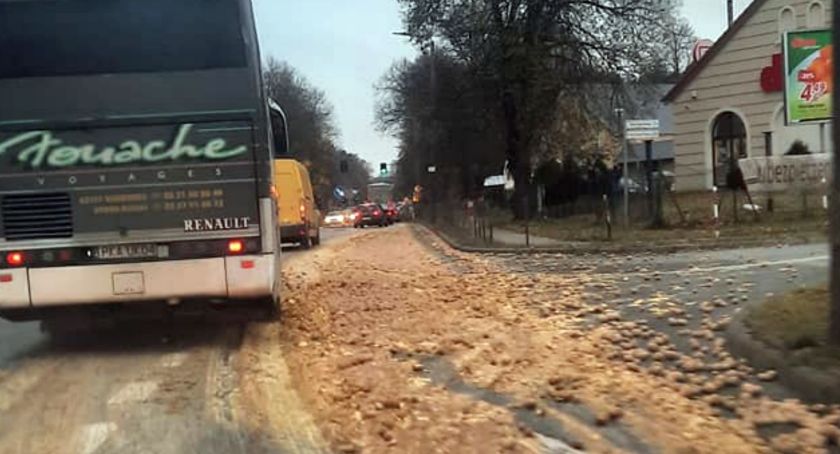 Rozsypane na krajowej „dwunastce” ziemniaki tamują przejazd przez Opatówek