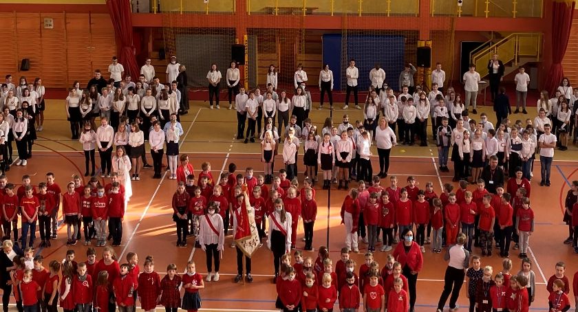 „Żywa” flaga i hymn w wykonaniu uczniów z Opatówka