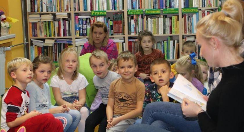 Mamy sześciolatków czytają dzieciom w blizanowskiej bibliotece