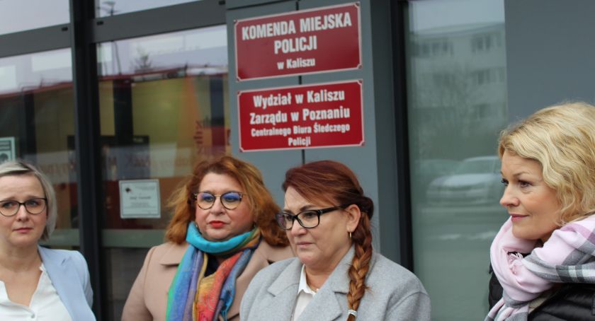 Cywilni pracownicy policji protestują gdyż zarabiają około 2 razy mniej niż mundurowi 
