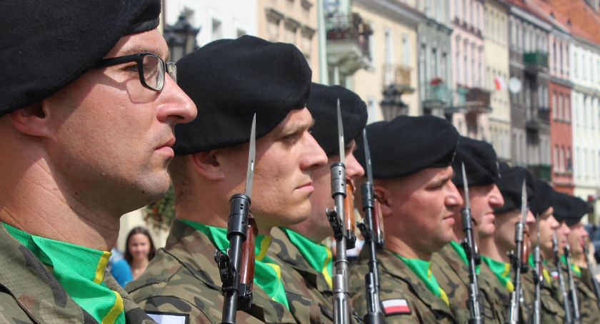 Dlaczego młodzi coraz chętniej wstępują do wojska?