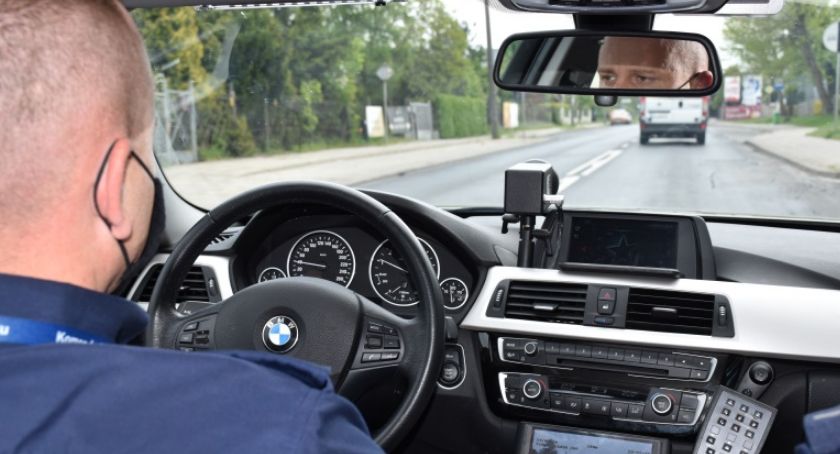 Potrącona piesza, uszkodzone auto, a sprawcy nieznani
