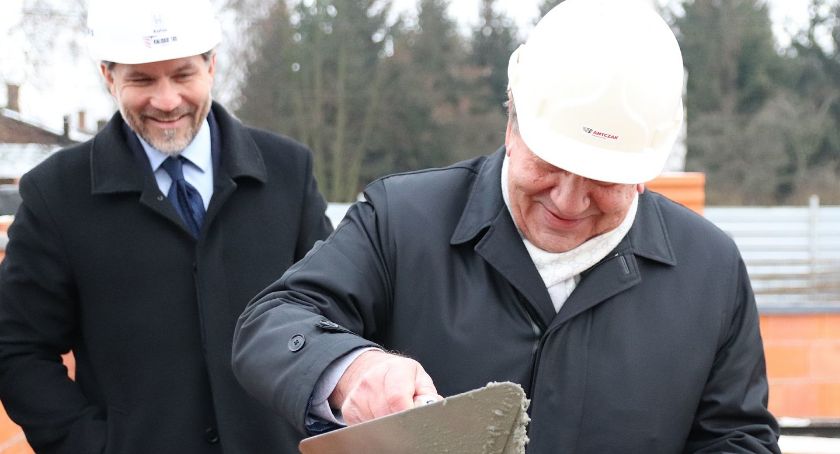 Akt erekcyjny wmurowany, bloki przy Stawiszyńskiej w budowie