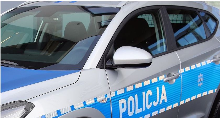 Staranował bariery i wyrżnął w słup. Kolizja na Szosie Tureckiej.