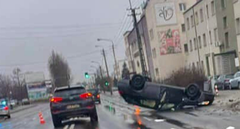 Zderzenie na Częstochowskiej. Auto dachowało.