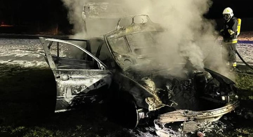 Doszczętnie spłonęło BMW