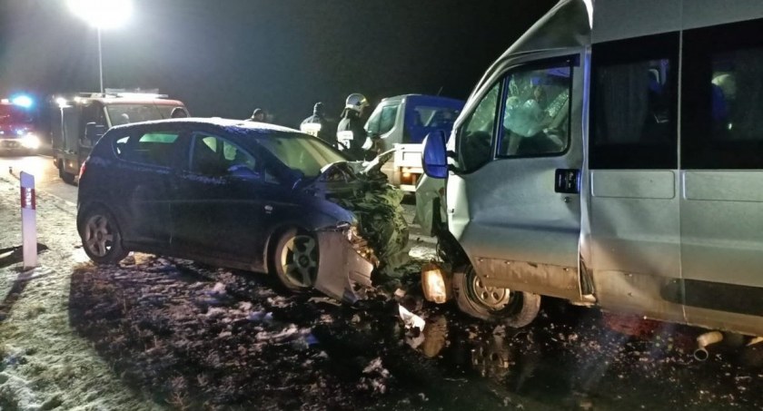 Za jednym zamachem potrącił pieszego i zderzył się z busem