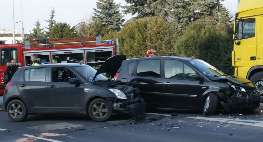 Wezwanie policji do stłuczki to na „wstępie” 1000 – złotowy mandat i na tym nie koniec