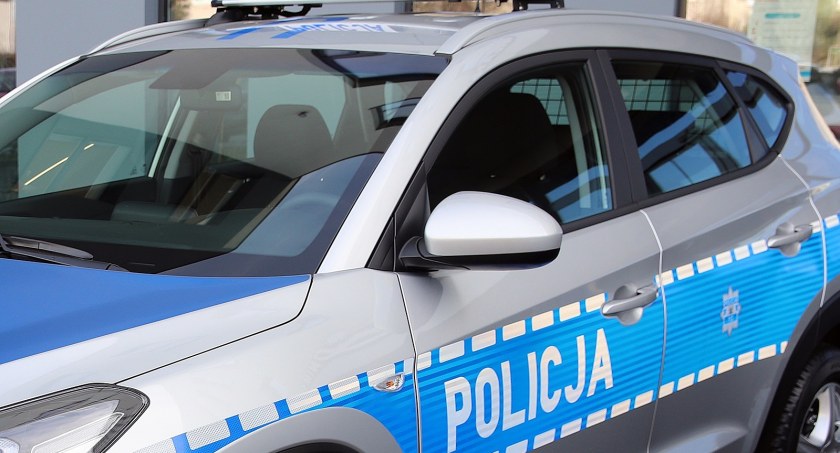 Taksówkarz uderzył w słup i oddalił się z miejsca zdarzenia