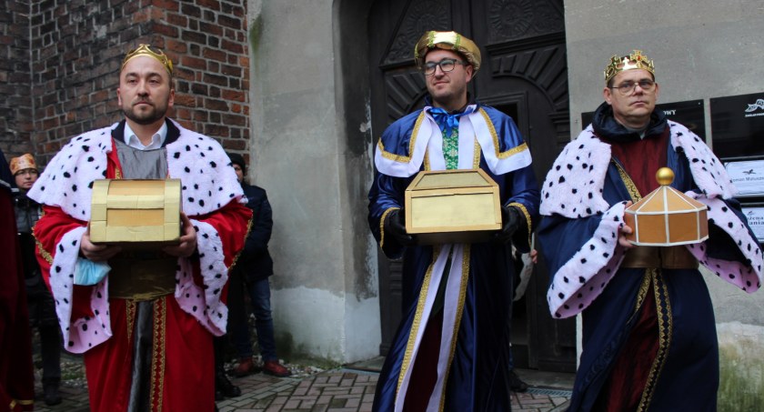 Orszak Trzech Króli ponownie przeszedł ulicami Kalisza. Zdjęcia.