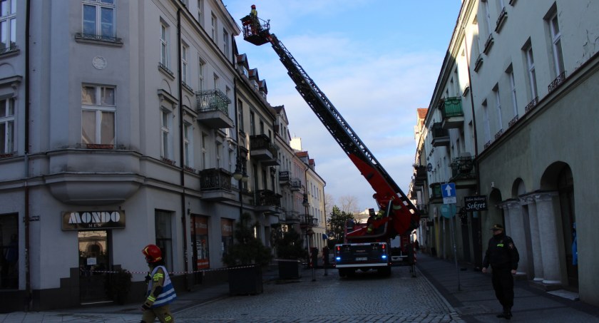 Przy Głównym Rynku dachówki sypały się na przechodniów