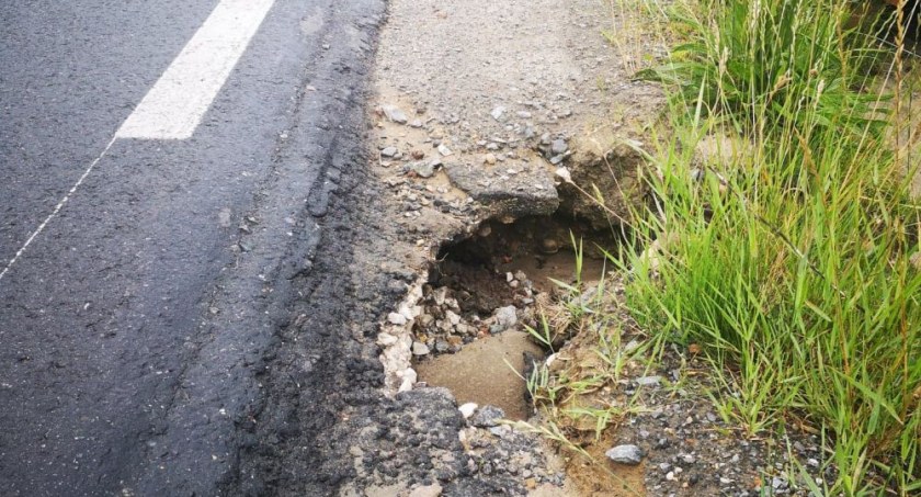 Pobocza niczym przepaście przy drodze Godziesze Wielkie – Kakawa Kolonia