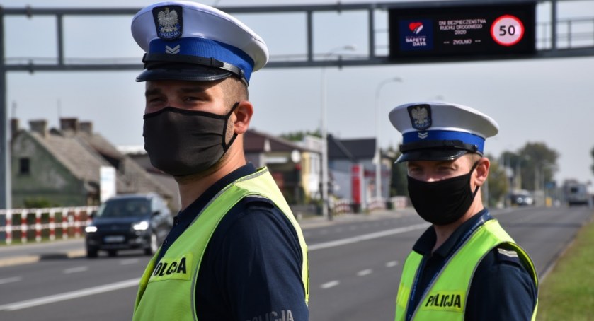 Przycisnął pedał gazu, stracił prawo jazdy i zapłacił 2 tys. zł