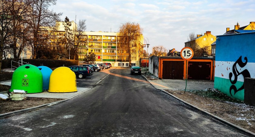 Dom Kombatanta z odnowionym dojazdem i parkingiem