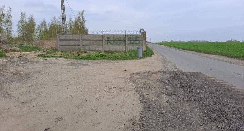 Dziura na dziurze. Ul. Sulisławicka nie może doczekać się remontu.