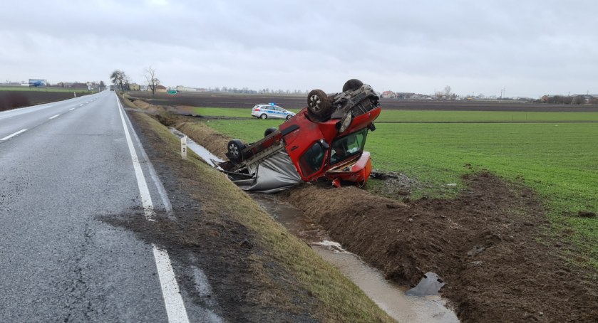 Wiatr zdmuchnął busa do rowu