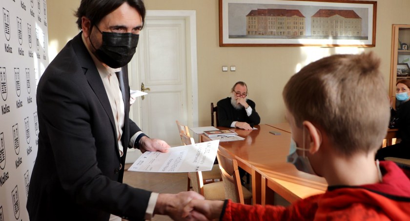 „Kalisz zaklęty w fortepianie” na przystankach KLA i w Wieży Ciśnień