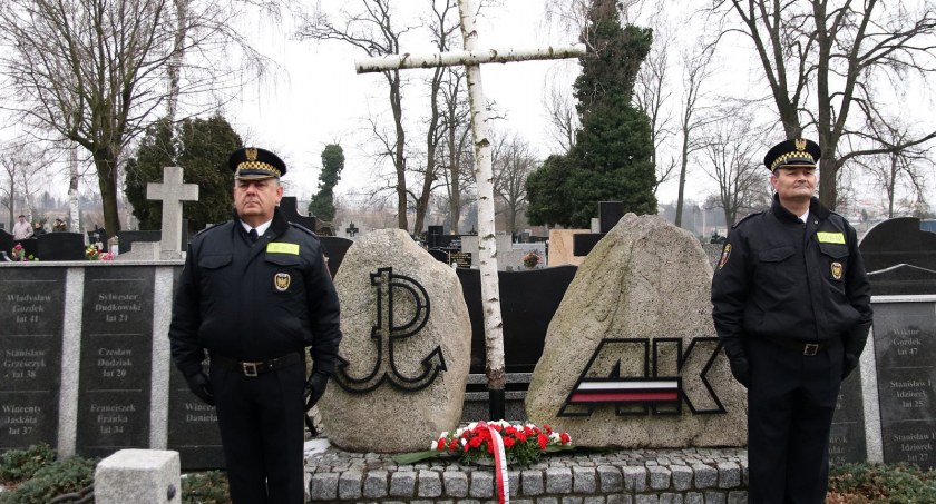 Władze Kalisza uczciły pamięć osób rozstrzelanych w lesie skarszewskim