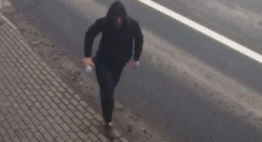 Poszukiwany sprawca ataku żrąco-parzącą substancją