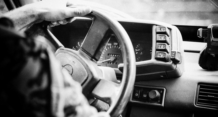 Prowadził auto pomimo zakazu, a do tego był poszukiwany