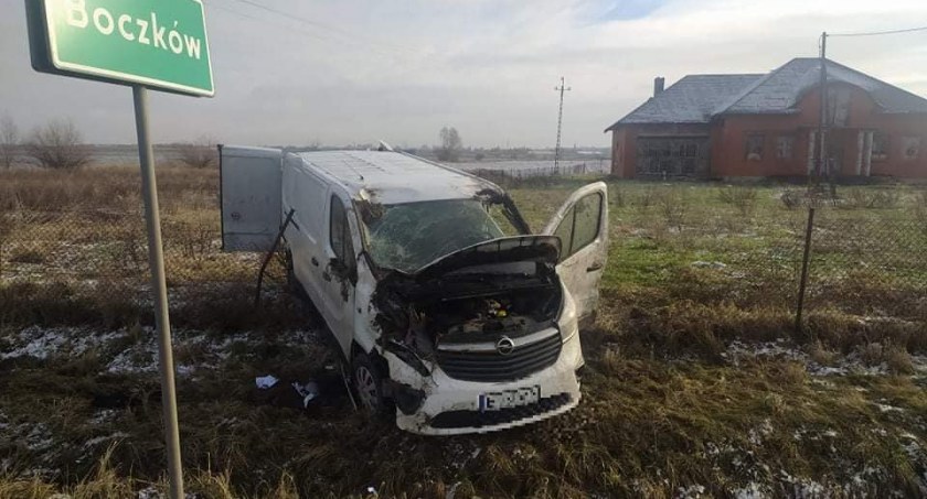 Bus przekoziołkował na polnych wertepach. Kierująca ocalała.