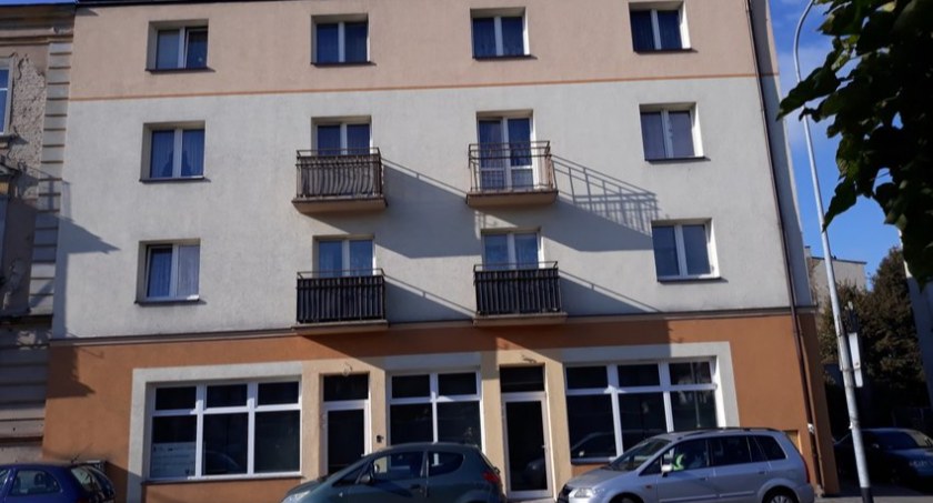 Dom Sąsiedzki stoi pusty. Nie ma chętnych czy Miasto ich zniechęciło?