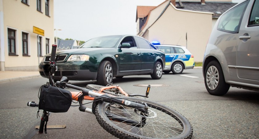 Zderzenie roweru z osobówką. Nastoletnia rowerzystka w szpitalu.