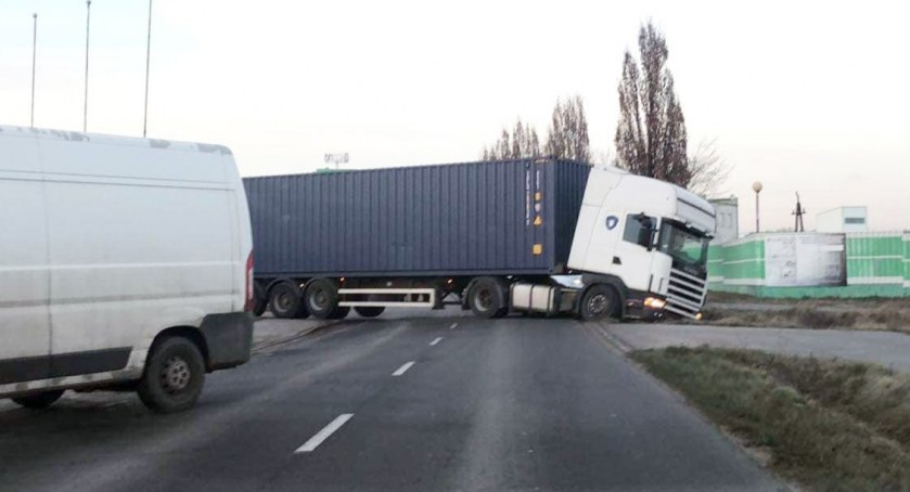 Tir zablokował drogę w Opatówku