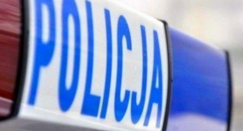 Zasnął za kierownicą, uderzył w betonowy mostek i zniknął niczym kamfora