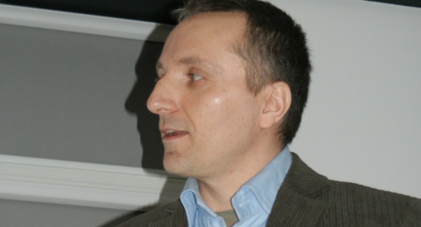 Sławomir Sikora, pierwowzór bohatera filmu „Mój dług” w roli wykładowcy  Centralnego Ośrodka Szkolenia Służby Więziennej w Kaliszu 