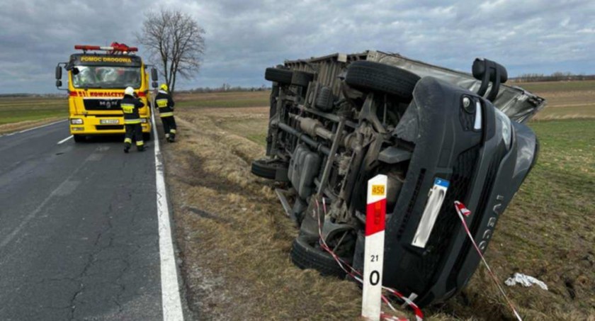 Dzisiejszy huragan Eunice przewrócił busa