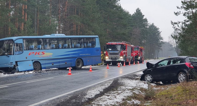 Straciła panowanie nad pojazdem i zderzyła się z autobusem