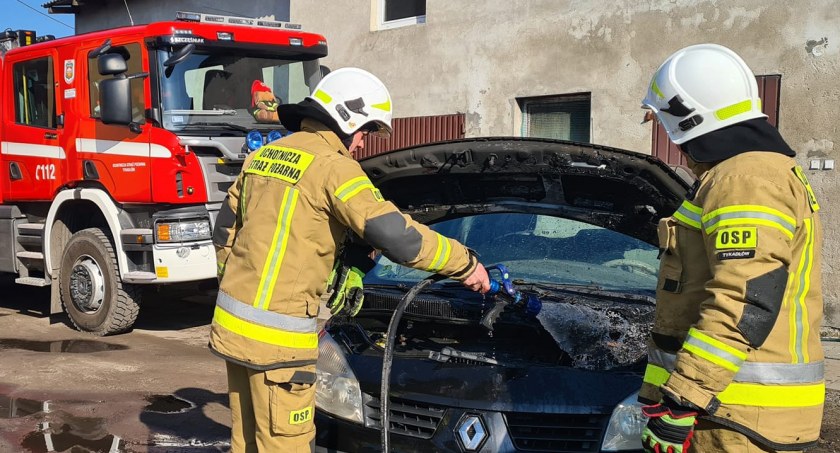 W porę zauważył płonące auto kolegi