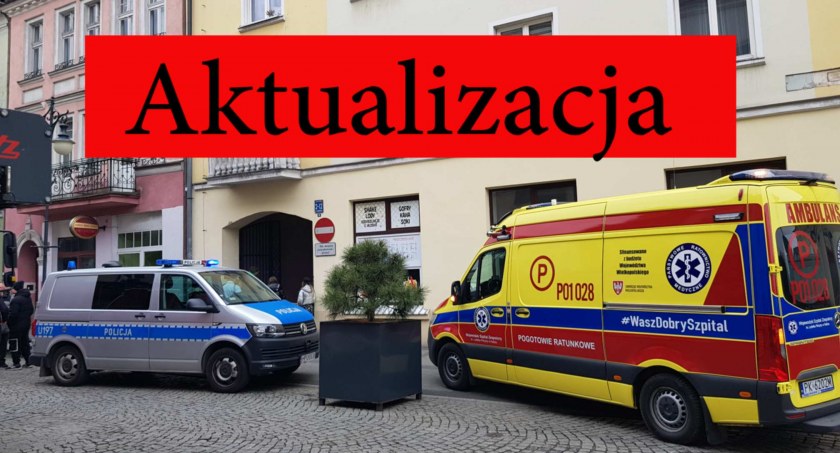 Akcja służb ratunkowych w centrum miasta. Kobieta weszła na dach kamienicy i zagroziła, że skoczy