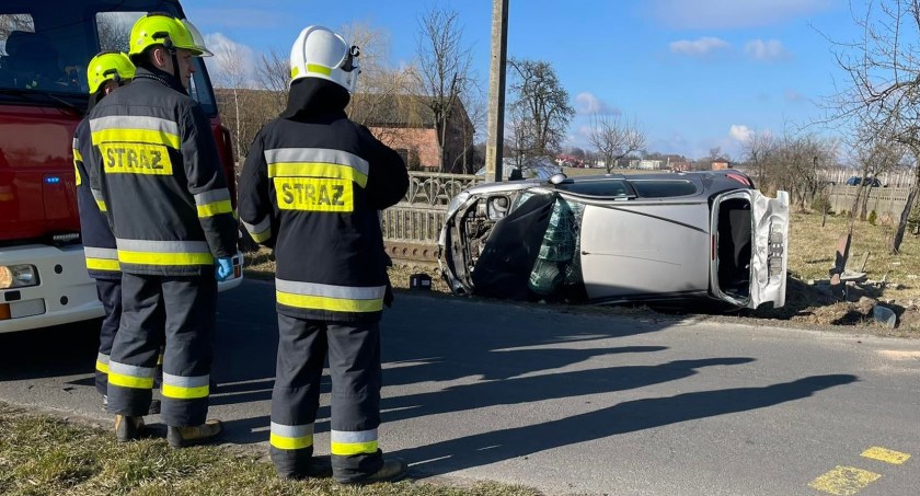 Wypadek na skrzyżowaniu. Jedno z aut przewróciło się na bok
