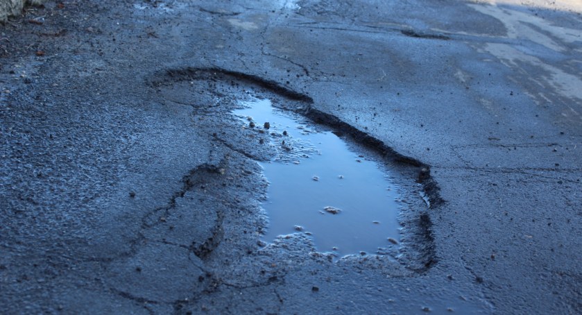 Jeśli wpadniesz w dziurę na drodze  i uszkodzisz zawieszenie...