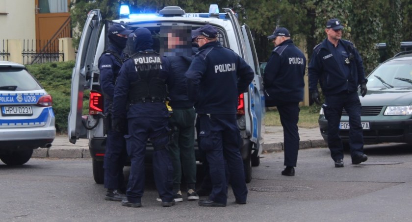 Poranna akcja służb na ul. Głogowskiej w Kaliszu. W trakcie jazdy kierowca i pasażerka auta zamienili się miejscami