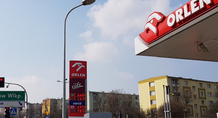 Paliwo staniało